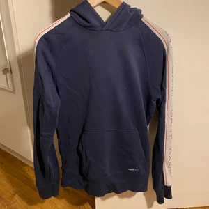 Gant, strl S - Mörkblå Ganttröja med vit revär på sidan där det står Gant. Storlek S i herrstorlek. Mycket gott skick. 