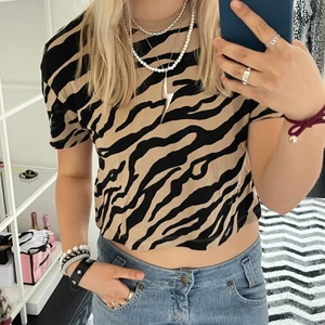 Zebra t-shirt - T-shirt med zebramönster från Stradivarius. Passar XS-M