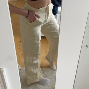 Linnebyxor  - Helt oanvända linnebyxor från zara, jag är 175. Nypris 400kr💓 gratis frakt med frimärken eller 66kr spårbar ❤️❤️‍🩹 STÅR DET INTE SÅLD PÅ ANNONSEN FINNS DEN FORTFARANDE KVAR!