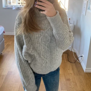 Stickad tröja - Säljer denna jättegosiga tröjan som inte kommer till användning längre💕 Den är i storlek xs men skulle säga att den passar xs-m då den är oversized i modellen! Den har oxå en jättegosig krage som inte riktigt syns på bilden💕