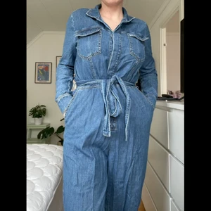 Jumpsuit i denim - Jumpsuit i denim. Nypris 800kr, Sparsamt använd! Passar mig bra, har storlek s/m i toppar och m/l i byxor och är 172cm lång! 