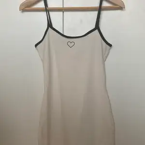 En sommar kläning från h&m som jag köpte i somras men aldrig kom till användning, prislappen är kvar och den är precis som ny!