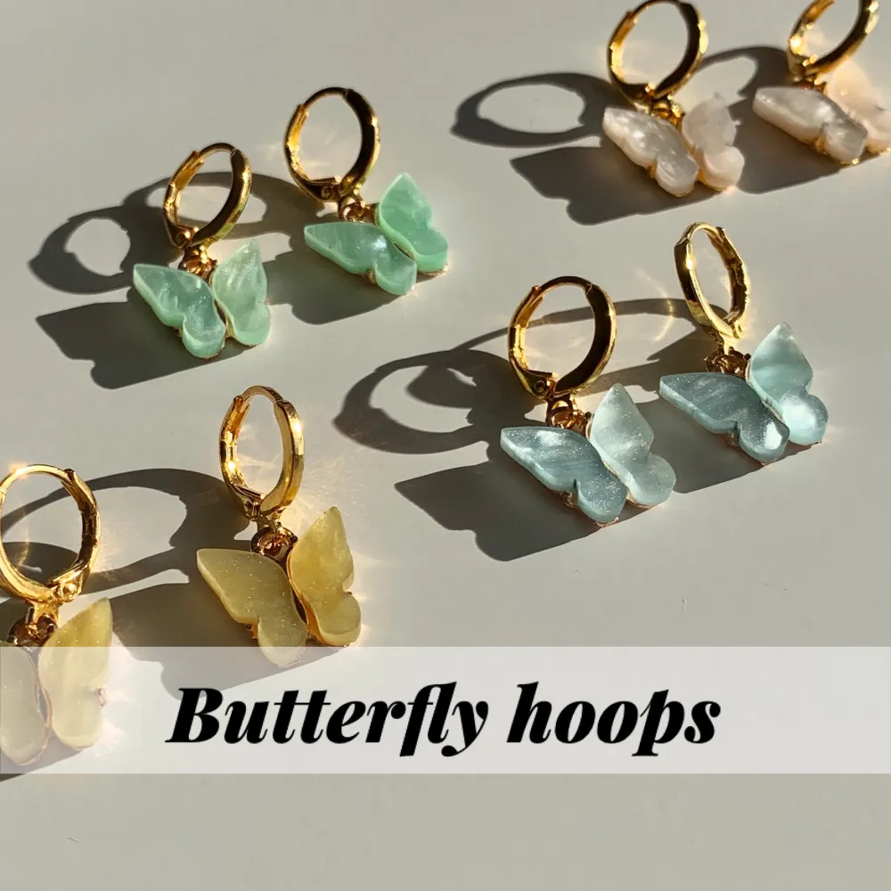 Butterfly hoops finns i fyra olika skimrande färger och har guldiga hoops som är nickelsäkrade🦋. Accessoarer.