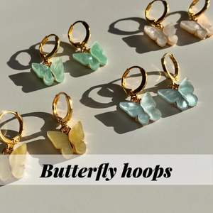 Butterfly hoops finns i fyra olika skimrande färger och har guldiga hoops som är nickelsäkrade🦋