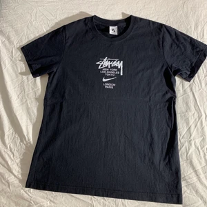 Stussy X Nike t-shirt - Stussy X Nike t-shirt som jag säljer då jag köpte den till min bror, men inte var rätt storlek. T-shirten är ganska så liten i storleken och passar mer som en M eller S. Spårbar frakt går att fixa. 