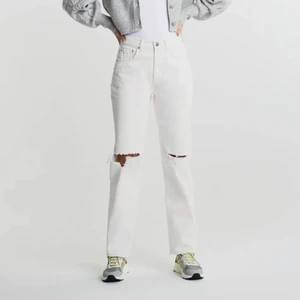 gina tricot 90s high waist jeans vit - Säljer mina vita gina tricot 90s high waist jeans i storlek 40 använda 1 gång så fint skick! 