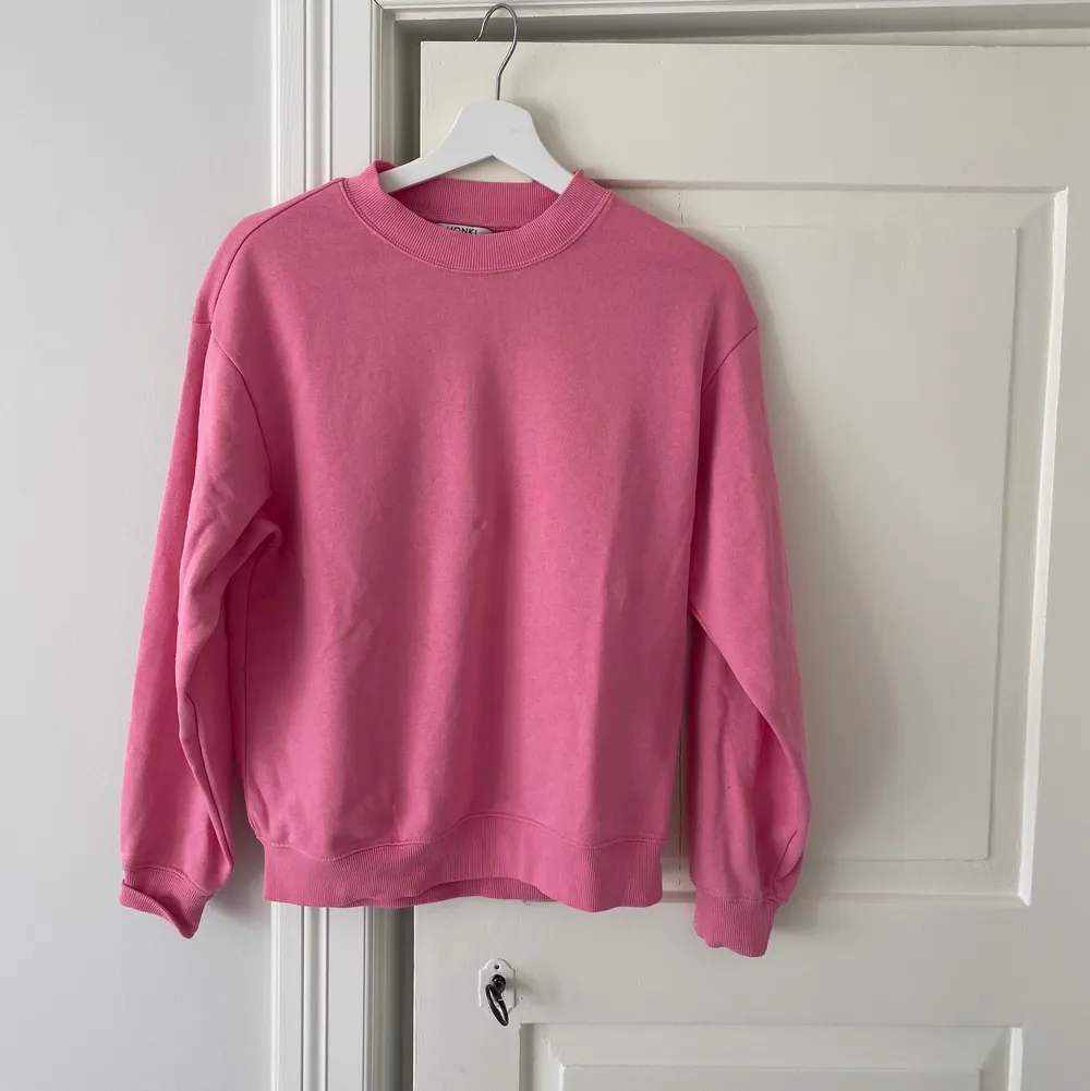 Rosa swetshirt fårn Monki! Länge varit en av mina favoriter💞 storlek xxs oversized. Skulle säga att den passar xxs-m. Säljer den för 100kr 😊. Hoodies.