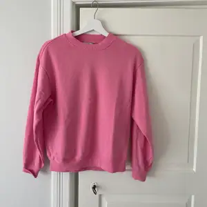 Rosa swetshirt fårn Monki! Länge varit en av mina favoriter💞 storlek xxs oversized. Skulle säga att den passar xxs-m. Säljer den för 100kr 😊