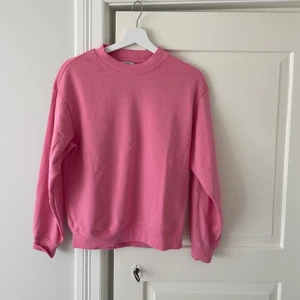 Sweatshirt  - Rosa swetshirt fårn Monki! Länge varit en av mina favoriter💞 storlek xxs oversized. Skulle säga att den passar xxs-m. Säljer den för 100kr 😊