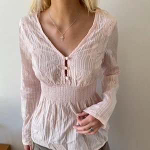 Rosa blus - Rosa söt blus, tyvärr saknas knappen i mitten 