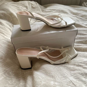 Vita klackskor  - Säljer dessa sprillans nya skor som jag tyvärr råka beställa i en storlek för stor 😕. Dessa är perfekta för sommaren och jag tänkte själv använda dessa skor på min bal. De är inte för höga och är väldigt bekväma att gå i! 💗 Mått: fotomkrets: 22,8 fotlängd: 25,68 hälhöjden: 6,5. || Betalning sker endast via Swish ☺️