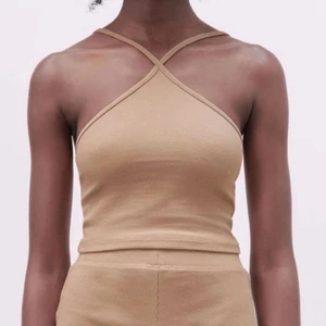 Beige topp - Säljer denna beigea halterneck toppen då den inte kommer till användning. Super fin och i bra skick.🤎🤎 säljer likadan i rosa.