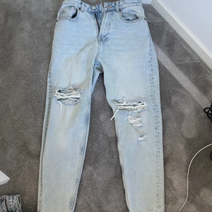 Jeans med slitningar  - Är 168 cm lång. Tillkommer frakt 