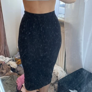 Svart kjol - Säljer denna långa svarta kjolen i storlek xs. Gratis frakt 