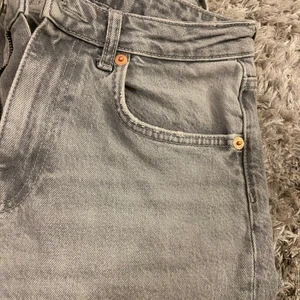 Zara jeans med hål  - Säljer mina fina zara jeans som endast är använda ett par enstaka gånger. Skriv privat för fler bilder. Köparen står för frakten💕