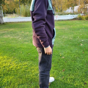 Vans  - En grön svart jacka i skönt fleece material med ficka framtill. Storlek är Xs men passar en Small också