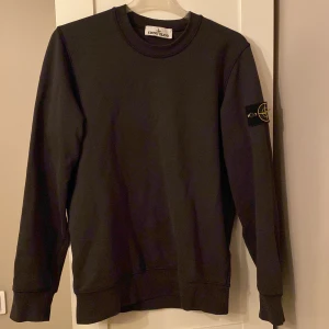 Stone island sweatshirt  - Köptes på NK i Stockholm för ungefär ett halvår sen för 2100kr och mitt pris är 1099kr. Den är använd endast 2 gånger. Cond 10/10. Qr-kod finns på den andra bilden. Den är i storlek S.