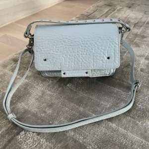 Väska - Säljer min jättefina Nunoo väska då den inte kommer till användning längre. Köp i våras och använd endast 2-3 gånger och har inga defekter eller liknande. Kan mötas upp eller skicka.