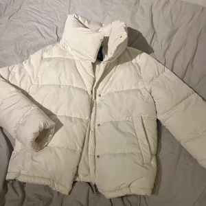 Vit puffer jacka - Säljer denna jacka från stradivarius. Köpt hösten 2021. Använd fåtal gånger, nyskick. Ej använd då den inte föll mig i smaken. Storlek S och passar mig som har Xs och ville få plats med en tjock tröja under, nypris:399kr Skriv vid frågor eller fler bilder