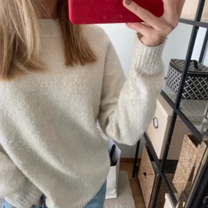 Stickad tröja veromoda - ❌lånade bilder❌ Säljer den här jätte fina VeroModa tröjan.💓 Den är nopprig men det går säkert att fixa med nopper maskin💓👌🏻 Säljer billigt för att den är nopprig, säg t för mer bilder osv! Tröjan passar s - l