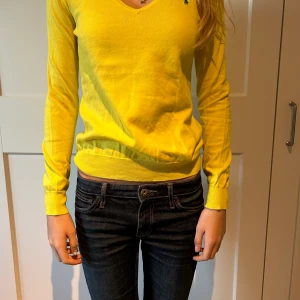 Ralph Lauren tröja - Gul stickad tröja från Ralph Lauren. Sitter jättefint och superfin färg. 