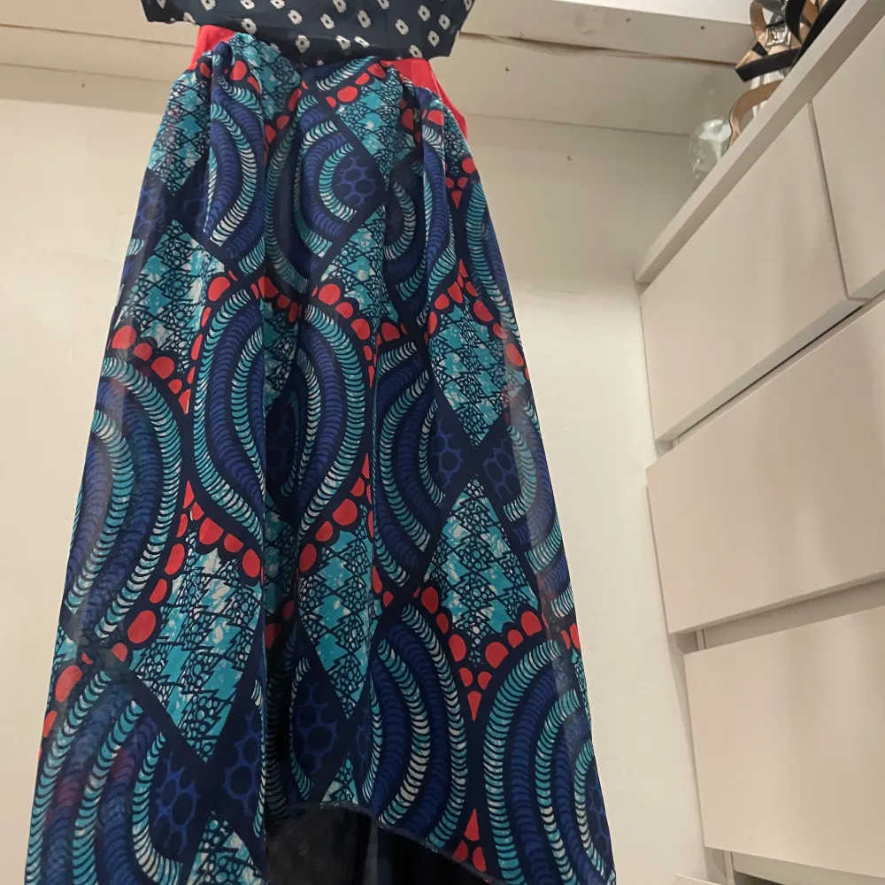 Otroligt vacker klänning från Gina tricot, med öppen rygg, cutout och asymmetrisk kjol med mycket färg och mönster! Så otroligt härlig men säljes pga. för liten!. Klänningar.