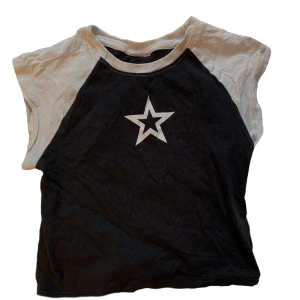 Babytee - Babytee från hm, lappen finns inte kvar men den är i strl xs. Köparen står för frakten!