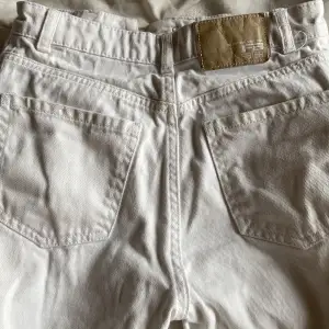 Supersnygga vita jeans som jag säljer då de inte kommer till användning🤍 Väldigt fint skick. Innerbenslängd 80 cm och midja ca 73 cm.  Aldrig använda. 