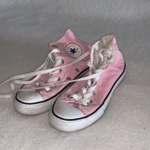 Rosa converse - Säljer dessa ljusrosa converse i väldigt bra skick. Skriv gärna om ni undrar något 💗