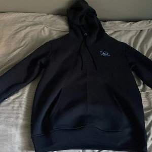 Olw hoodie  - Olw hoodie, helt oanvänd, storlek L vuxen, allmän chill hoodie, färg mörk blå. Frakt ingår inte.