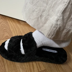 Svarta tofflor - Sköna svarta tofflor med hårdare sula, helt oanvända och skickas i orginalförpackning! 🍂❤️‍🔥 Nypris: 249kr