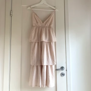 Beige volang klänning  - Säljer men helt nya klänning då den aldrig kom till användning. Köparen står för frakt. ❤️finns fortfarande kvar, köp för 299kr