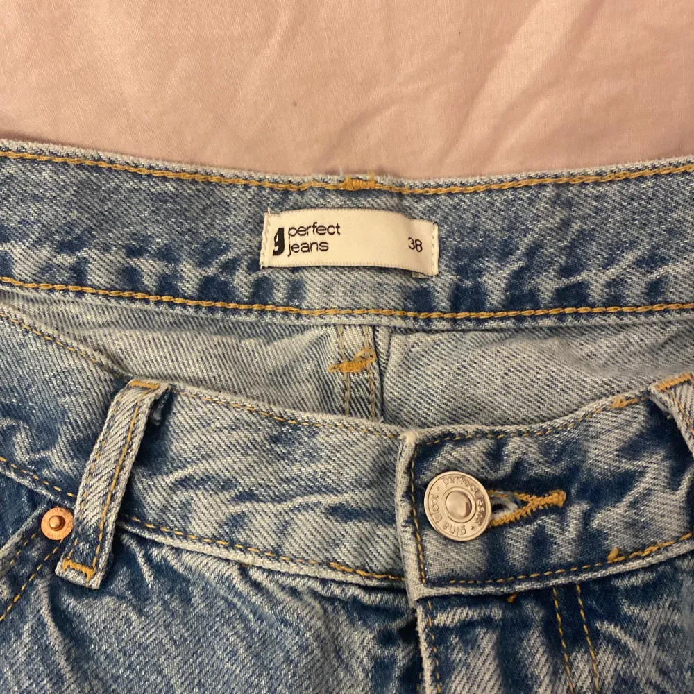 Säljer dessa låg midjade jeans som jag aldrig har använt, orsaken till det är att jag beställde fel storlek ich dem sitter alldeles för tajt på mig. Köptes för 500kr. +frakt . Jeans & Byxor.
