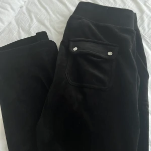 Svarta Juicy Couture - Säljer mina svarta Juicy Couture i storlek M då de inte kommer till användning. Har endast använt de fåtal gånger så skickat är perfekt. Köparen står för frakt.🖤
