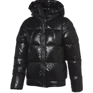 Peak performance vinterjacka - INTRESSEKOLL!!💓 Funderar på att sälja min vinter jacka från peak performance men skulle vilja se hur många som är intresserad och vad ni är villiga att betala💓 Pris kan diskuteras 