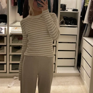 Randig tröja från nakd  - En superfin tröja från nakd. Använd fåtal gånger (som ny i skicket). Super bekvämt matrial. Storlek S men skulle säga att den även passar en M då det är töjbart matrial.Skriv privat för fler bilder!