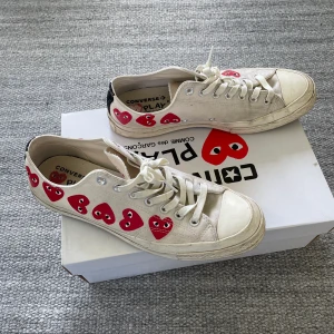 Cdg converse  - Fint skick på cdg play converse  Lite slitage här och där men mycket kvar att ge Size 44