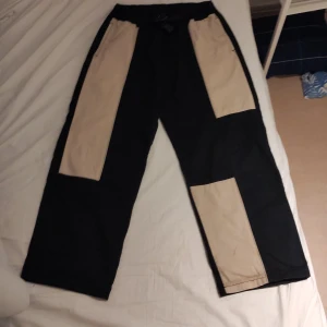 Districtfortysix - Lite använda baggy byxor. Snygga med olika inlagda beigea fält.