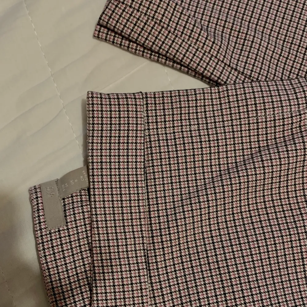 Superfina rutiga byxor i rosa vit oxh svart-rutigt mönster från H&M i storlek 34.  Fint skick då de inte är använda mer än ett par gånger, inga anmälningar! Mötas i Stockholm eller fraktar. Köpare står i frakt.🤍  . Jeans & Byxor.