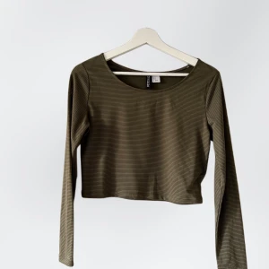 Topp | H&M - Croppad topp från h&m. Aldrig använd. Smått genomskinlig. 94% polyester 6% elastan 