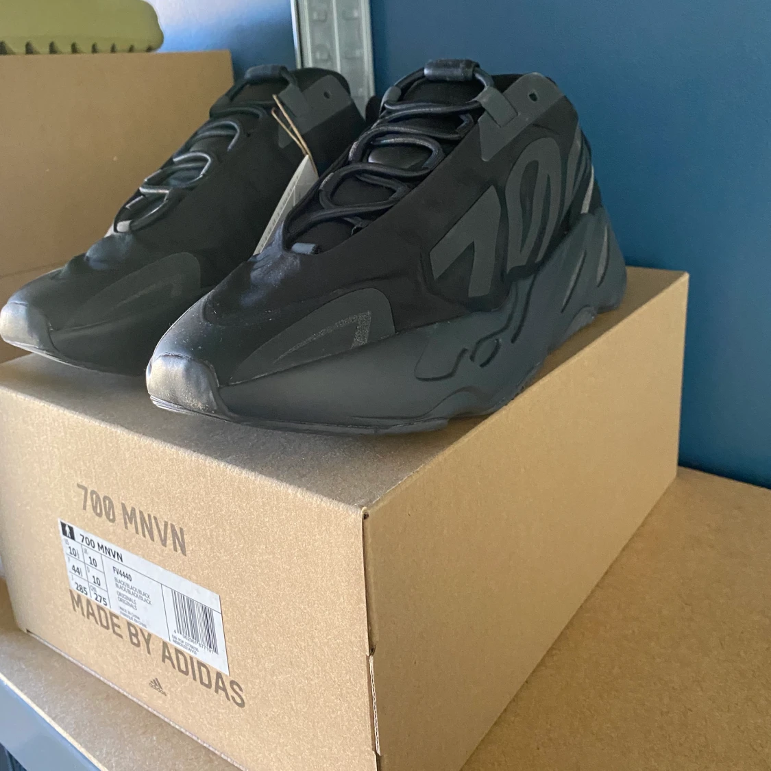 Yeezy 700 Triple Black - 90