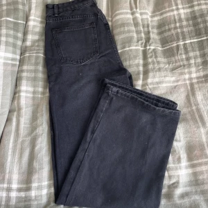 Jeans - Ett par svarta, stentvättade jeans ifrån shein. Är storlek XS men alldeles för stora för mig. Skulle gissa på S-M i storlek. Mom jeans modell. Skickas i originalpåsen. Köpta för 300 kr, endast testade. 150 kr för att köpa direkt, annars bud. 