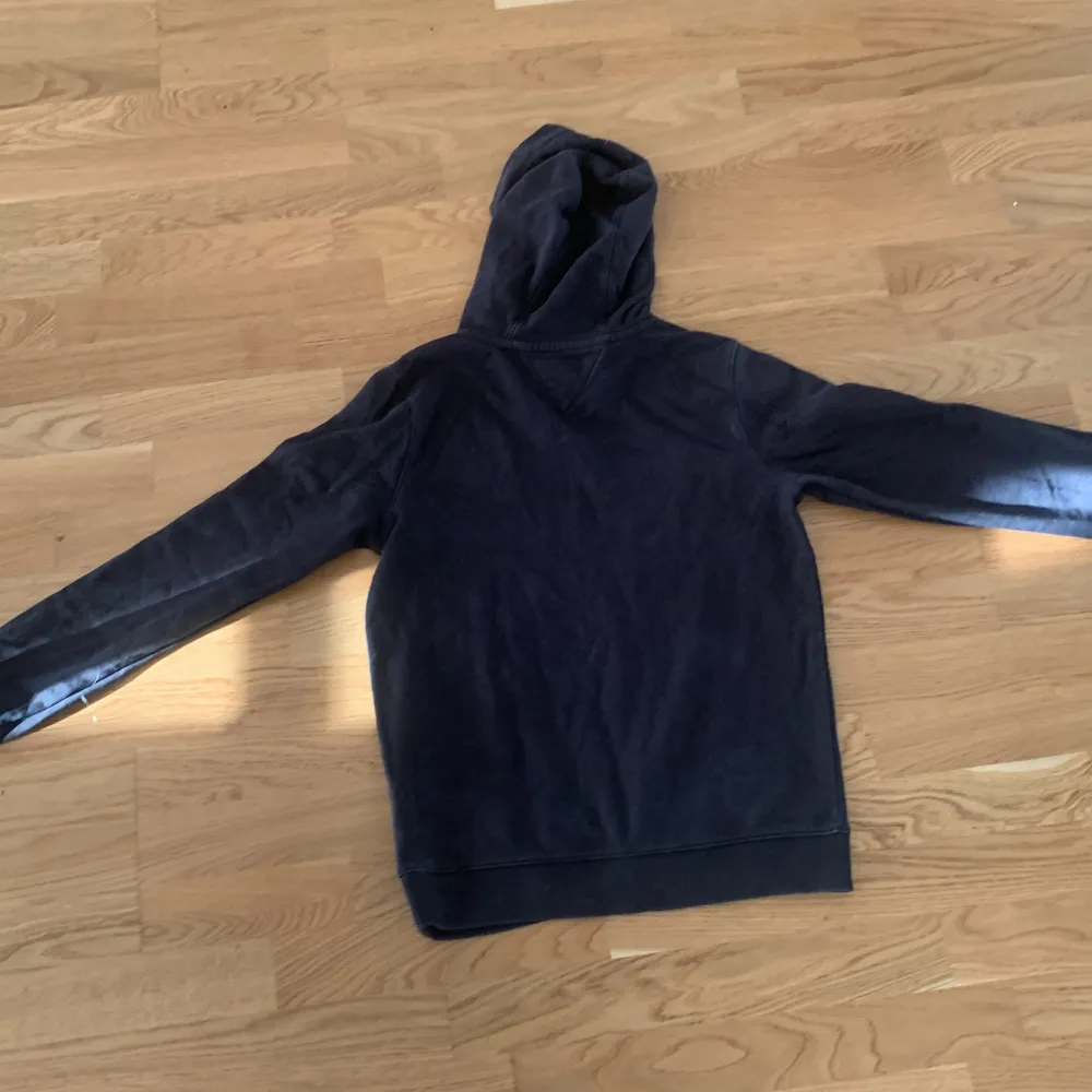 Säljer en svart Tommy hillfiger hoodie, den är i fint skick och är i barnstorlek 164   Säljer pga att den är för liten. Pris kan diskuteras. Hoodies.