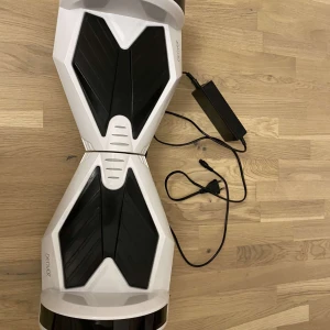 Hoverboard - Hoverbored köpte den 3000kr från mediemark oanvänd den kommer tillsammans med en laddare helt nytt skick säljer den för 650 med frakt säljer den för att den tar för mycket plats och vill få bort den för jag använder inte den.