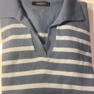 Långärmad Trendyol tröja - Köpt på Zalando för 249 kr, säljes för 100 kr. Oanvänd! Superfin långärmad tröja med krage och v-ringning. 