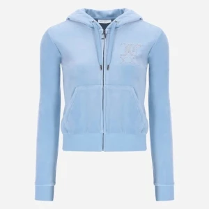 Juicy Couture zipup hoodie powderblue - En jättefin numeral robertson huvtröja  från juicy couture, med zip up och strass på ryggen och framsidan Alla strass stenar är kvar och den är i ett super skick! Skicka gärna en chatt om du vill ha fler bilder på. Originalpris 1099kr