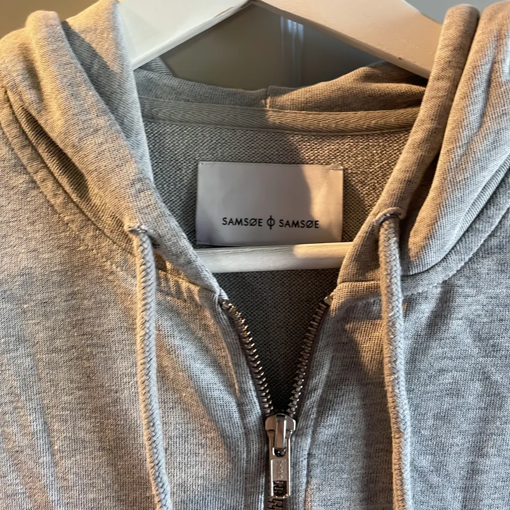 grå zip hoodie från samsøe samsøe, Skick 8/10 Ordpris: 899. Hoodies.