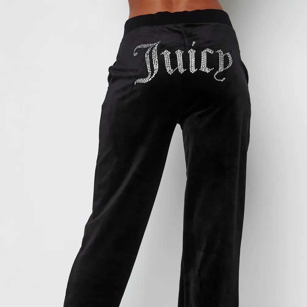 Juicy couture byxor i storlek S Alla paljetterna kvar och i bra skick . Jeans & Byxor.