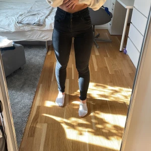 Levis Mile high - Ett par svarta jeans från Levi’s i modellen mile high super skinny. Stretchiga i materialet och väldigt bekväma.  Orginalpris: 1099kr
