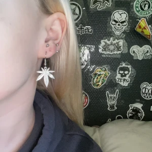 örhängen <3 - cannabis örhängen som jag gjort själv <3 